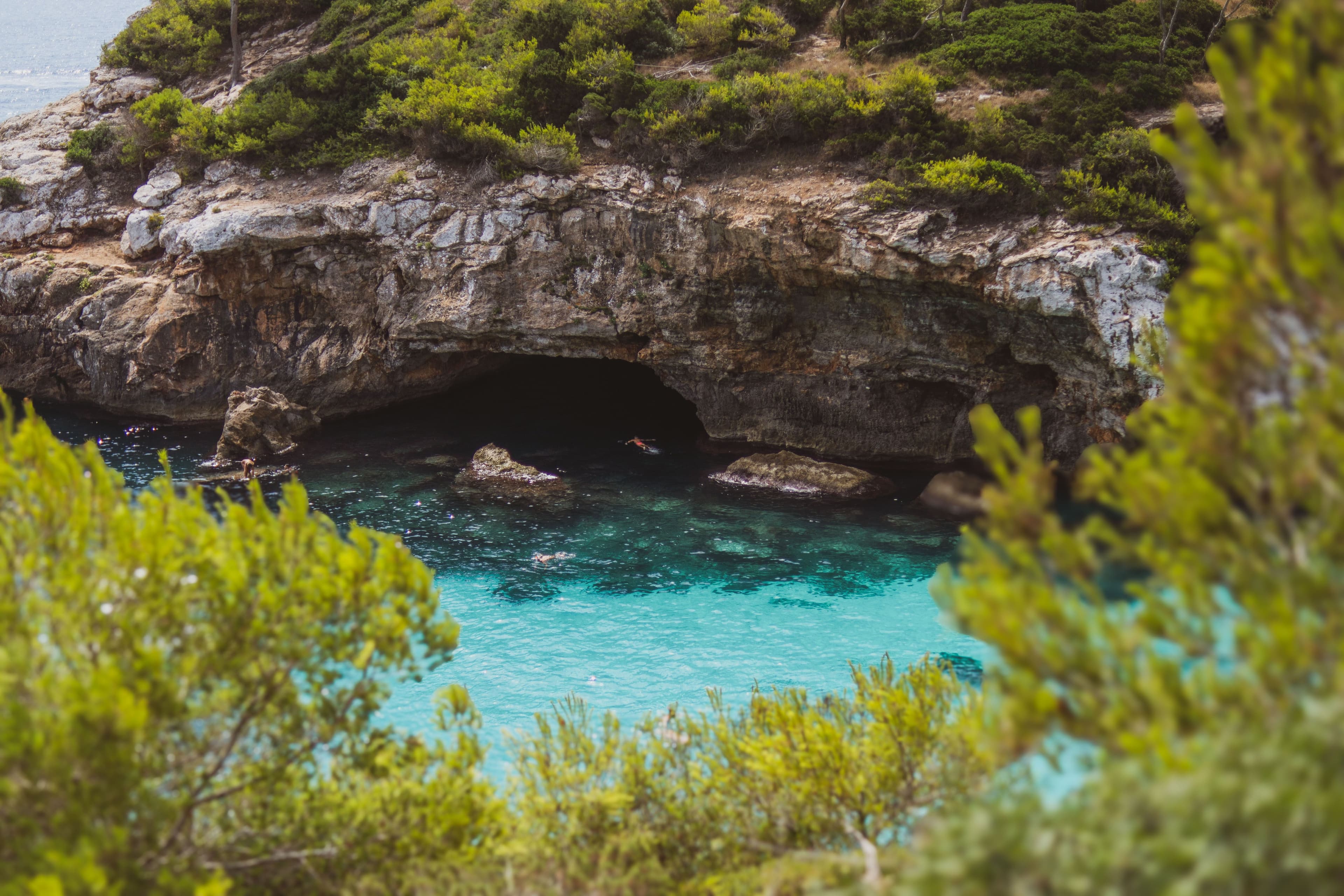 Cala con aguas turquesas en un espacio natural de Menorca